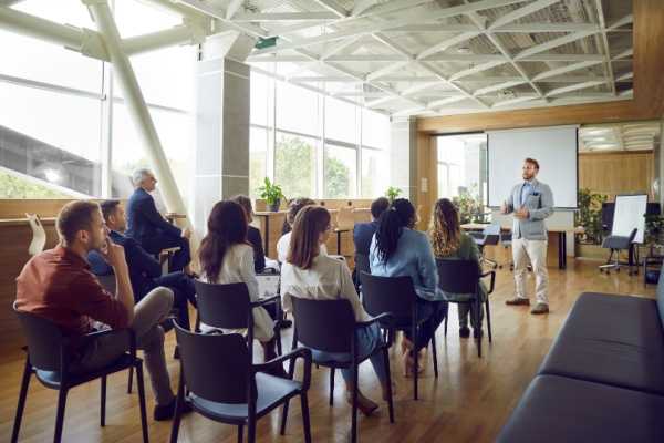 Action de substitution du syndicat représentatif : quand faut-il avertir les salariés ?  