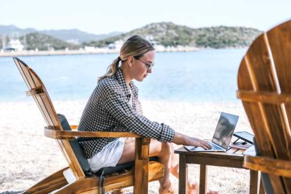 Télétravail depuis le lieu de vacances : possible ?