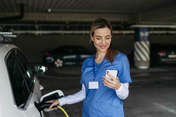 Hausse du carburant : l’Urssaf accompagne les infirmiers et infirmières 